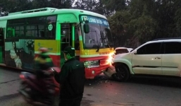 Hà Nội: Ôtô tông chết cụ ông, lao đầu vào xe buýt